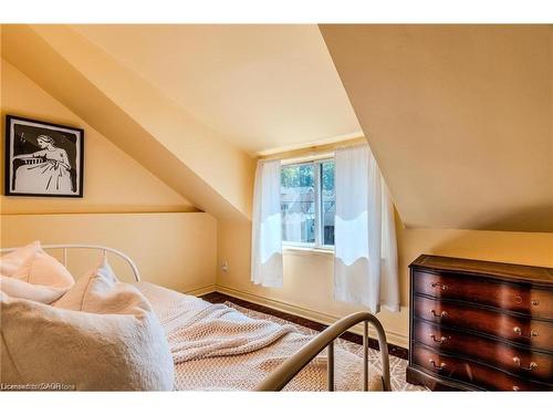 95 Paradise Road N, Hamilton, ON - Indoor Photo Showing Bedroom