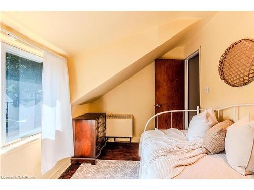 95 Paradise Road N, Hamilton, ON - Indoor Photo Showing Bedroom