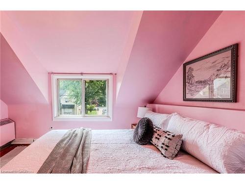 95 Paradise Road N, Hamilton, ON - Indoor Photo Showing Bedroom