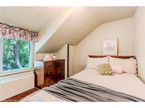 95 Paradise Road N, Hamilton, ON - Indoor Photo Showing Bedroom