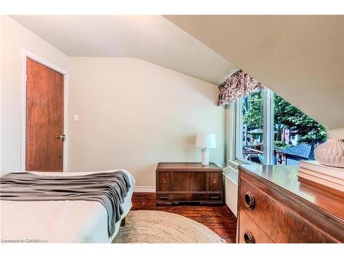 95 Paradise Road N, Hamilton, ON - Indoor Photo Showing Bedroom