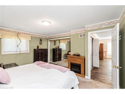 36-10 Wentworth Drive, Grimsby, ON - Indoor Photo Showing Bedroom