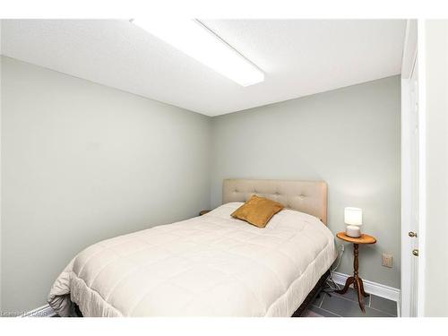 36-10 Wentworth Drive, Grimsby, ON - Indoor Photo Showing Bedroom