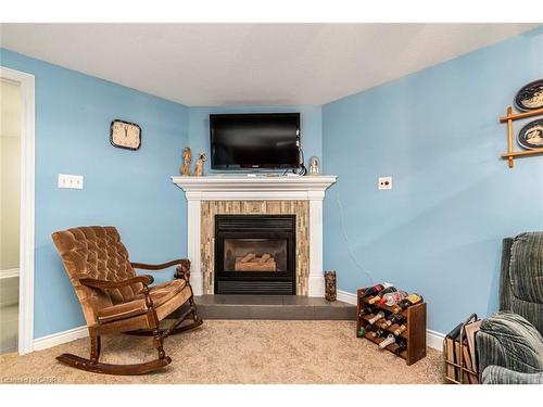 36-10 Wentworth Drive, Grimsby, ON - Indoor Photo Showing Living Room With Fireplace
