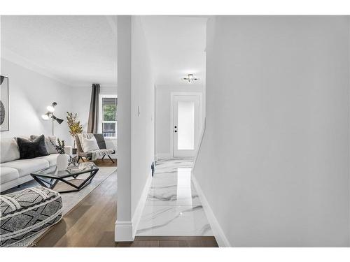 10 Gordon Street, Hamilton, ON - Indoor Photo Showing Living Room