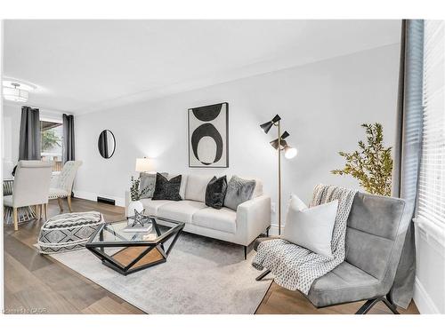 10 Gordon Street, Hamilton, ON - Indoor Photo Showing Living Room