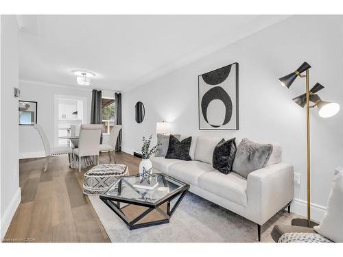 10 Gordon Street, Hamilton, ON - Indoor Photo Showing Living Room
