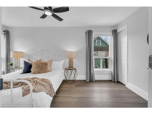 10 Gordon Street, Hamilton, ON - Indoor Photo Showing Bedroom