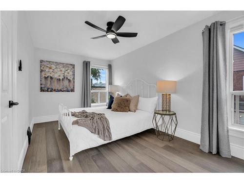 10 Gordon Street, Hamilton, ON - Indoor Photo Showing Bedroom