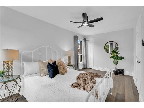 10 Gordon Street, Hamilton, ON - Indoor Photo Showing Bedroom