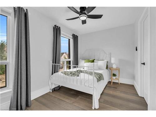 10 Gordon Street, Hamilton, ON - Indoor Photo Showing Bedroom