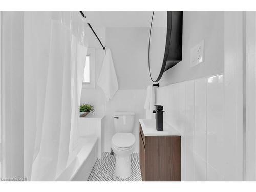 10 Gordon Street, Hamilton, ON - Indoor Photo Showing Bathroom