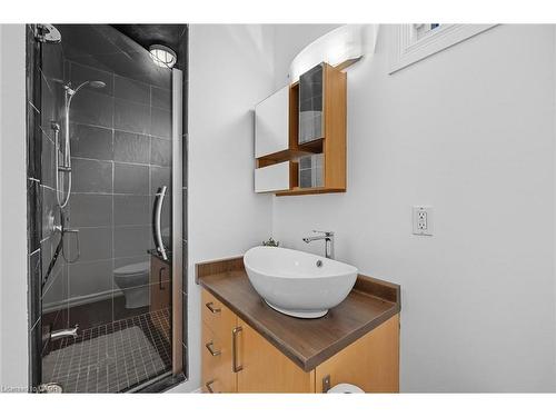 1348 Augustine Drive, Burlington, ON - Indoor Photo Showing Bathroom
