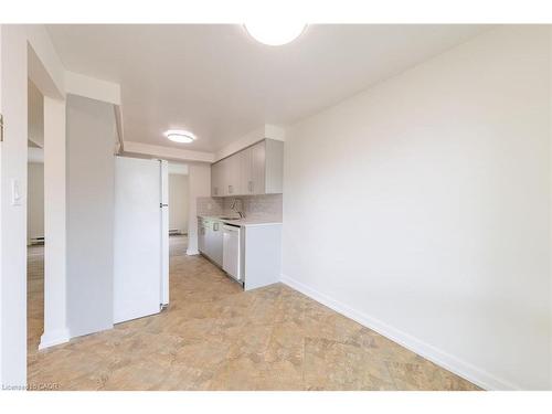 55-40 Imperial Road N, Guelph, ON - Indoor Photo Showing Kitchen