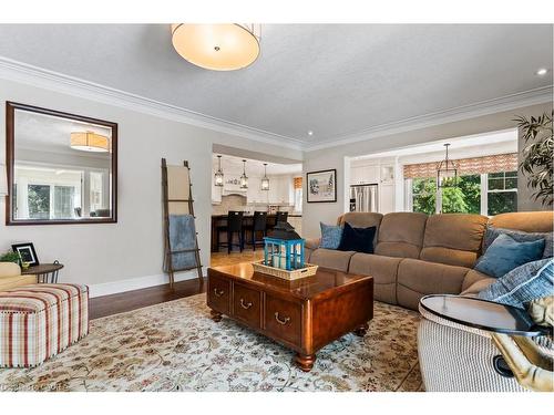196 Dundas Street E, Waterdown, ON - Indoor Photo Showing Living Room