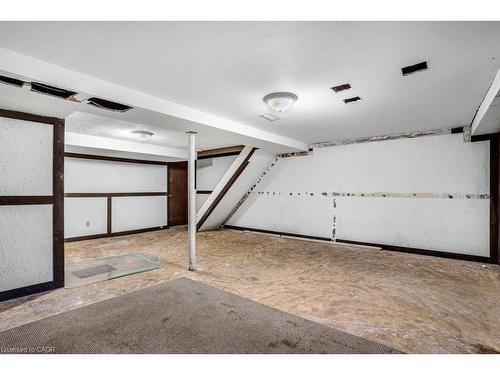 262 Westcourt Place, Waterloo, ON - Indoor Photo Showing Garage