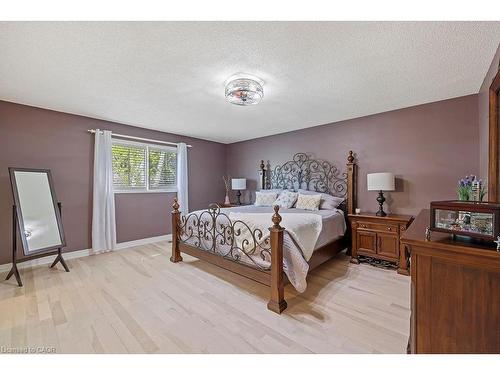 16 Linington Trail, Dundas, ON - Indoor Photo Showing Bedroom