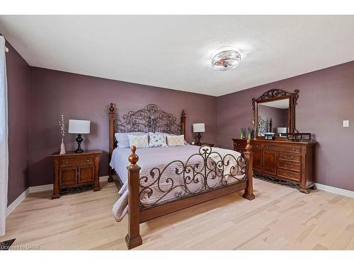 16 Linington Trail, Dundas, ON - Indoor Photo Showing Bedroom