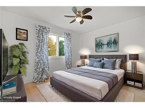 16 Linington Trail, Dundas, ON - Indoor Photo Showing Bedroom