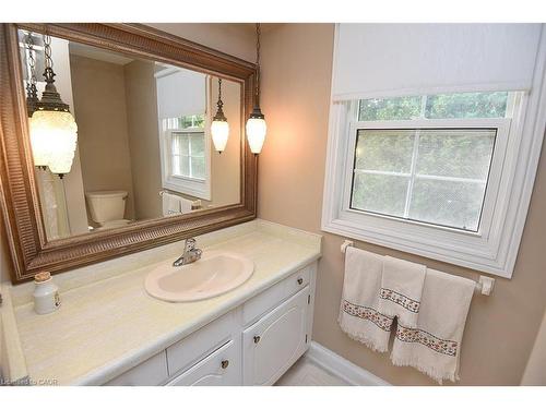 142 Marigold Court, Ancaster, ON - Indoor Photo Showing Bathroom