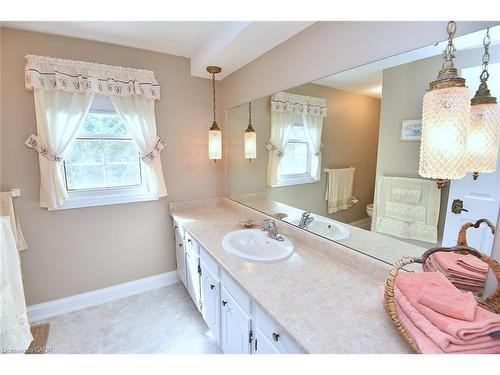 142 Marigold Court, Ancaster, ON - Indoor Photo Showing Bathroom