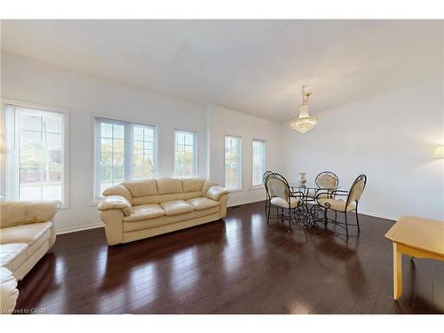 6509 Valiant Heights, Mississauga, ON - Indoor Photo Showing Living Room