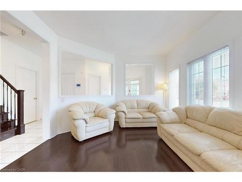 6509 Valiant Heights, Mississauga, ON - Indoor Photo Showing Living Room