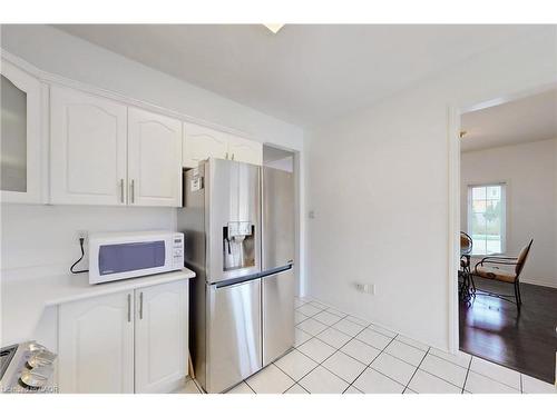 6509 Valiant Heights, Mississauga, ON - Indoor Photo Showing Kitchen