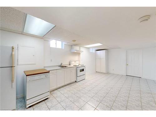 6509 Valiant Heights, Mississauga, ON - Indoor Photo Showing Kitchen