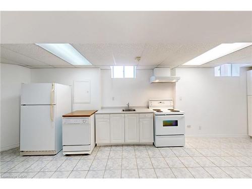 6509 Valiant Heights, Mississauga, ON - Indoor Photo Showing Kitchen