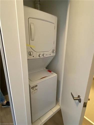 213-550 North Service Road, Grimsby, ON - Indoor Photo Showing Laundry Room