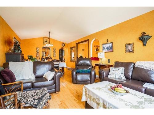 40 Balsam Street, Welland, ON - Indoor Photo Showing Living Room