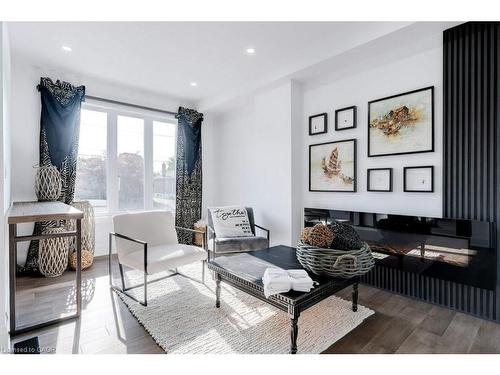 38 East 16Th Street, Hamilton, ON - Indoor Photo Showing Living Room