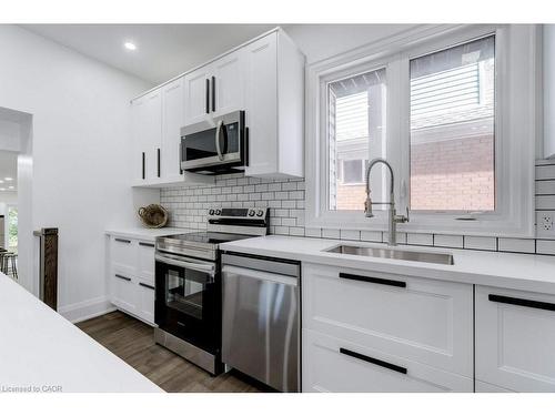 38 East 16Th Street, Hamilton, ON - Indoor Photo Showing Kitchen With Upgraded Kitchen