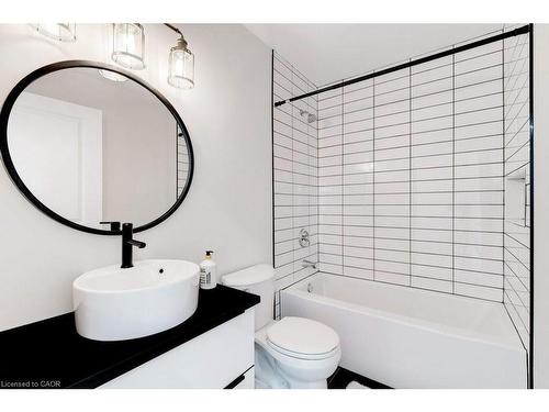 38 East 16Th Street, Hamilton, ON - Indoor Photo Showing Bathroom