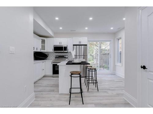 38 East 16Th Street, Hamilton, ON - Indoor Photo Showing Kitchen
