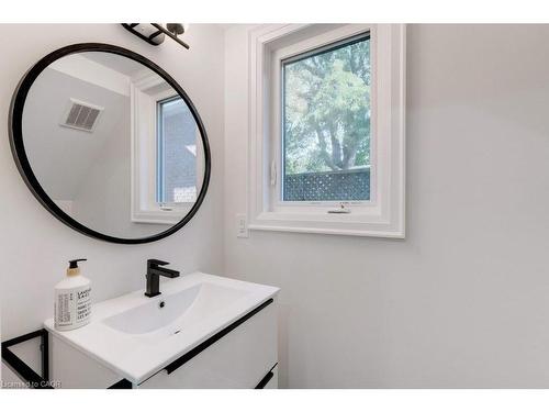 38 East 16Th Street, Hamilton, ON - Indoor Photo Showing Bathroom