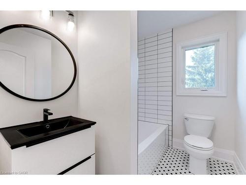 38 East 16Th Street, Hamilton, ON - Indoor Photo Showing Bathroom