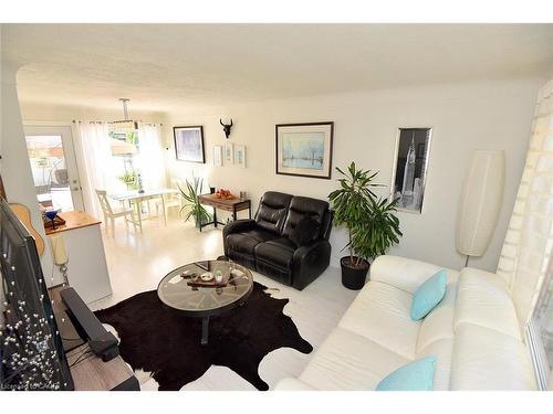 26 Heywood Avenue, St. Catharines, ON - Indoor Photo Showing Living Room