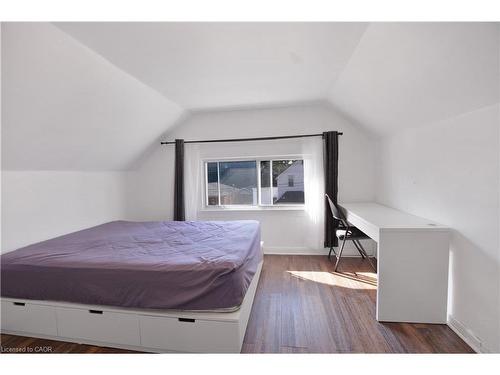 61 Broadway Avenue, Hamilton, ON - Indoor Photo Showing Bedroom