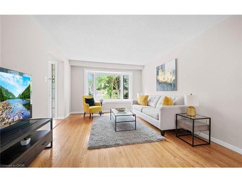 1908 Bonnymede Drive, Mississauga, ON - Indoor Photo Showing Living Room