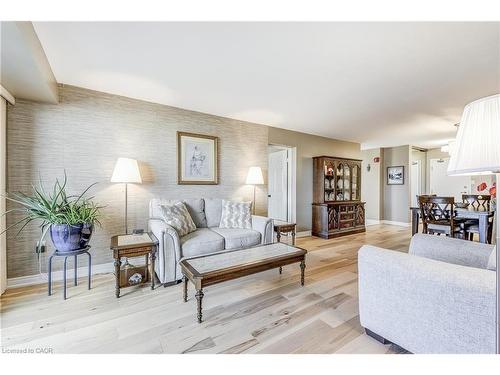 809-1201 North Shore Boulevard E, Burlington, ON - Indoor Photo Showing Living Room