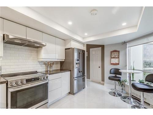 809-1201 North Shore Boulevard E, Burlington, ON - Indoor Photo Showing Kitchen With Stainless Steel Kitchen With Upgraded Kitchen