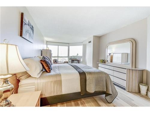 809-1201 North Shore Boulevard E, Burlington, ON - Indoor Photo Showing Bedroom