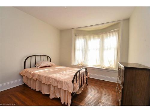 14 Spruceside Avenue, Hamilton, ON - Indoor Photo Showing Bedroom