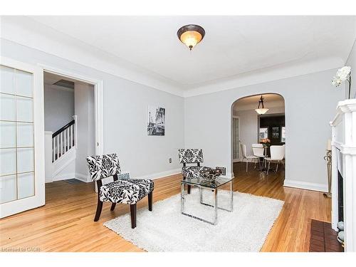 19 Gilmour Place, Hamilton, ON - Indoor Photo Showing Living Room