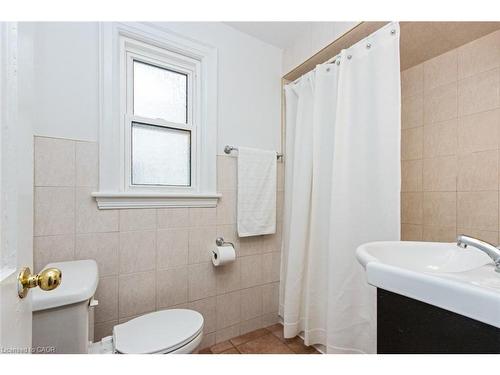 19 Gilmour Place, Hamilton, ON - Indoor Photo Showing Bathroom