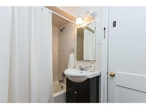 19 Gilmour Place, Hamilton, ON - Indoor Photo Showing Bathroom