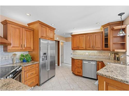 33 Goldfinch Road, Hamilton, ON - Indoor Photo Showing Kitchen