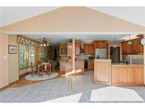 33 Goldfinch Road, Hamilton, ON - Indoor Photo Showing Kitchen